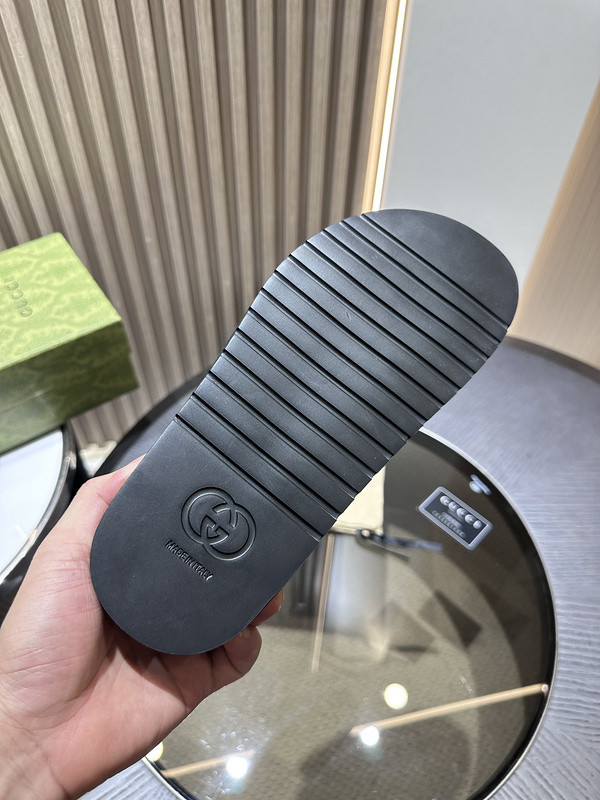 GUC LEATHER SLIDE