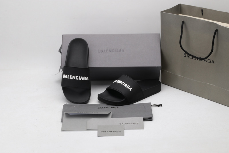 Ba*len*cia*ga black slides
