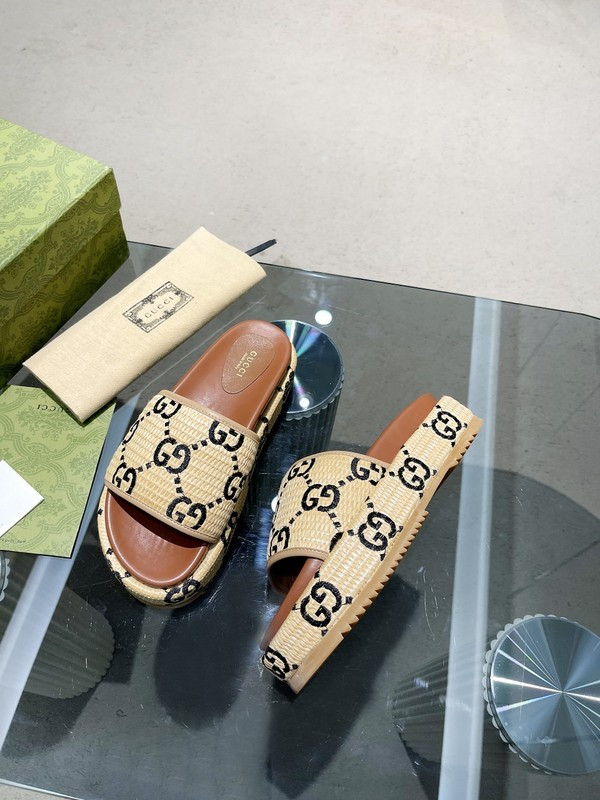 GUC LEATHER SLIDE