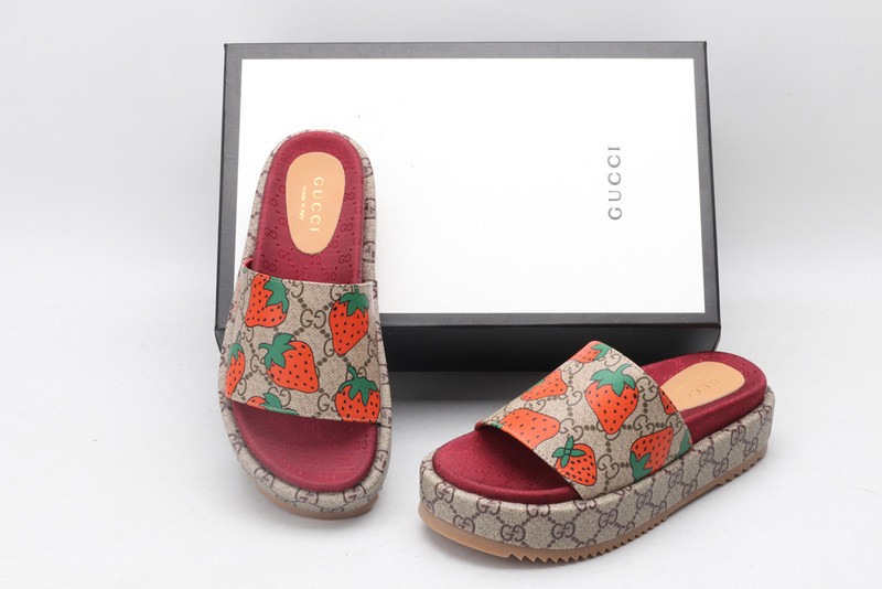 GUC LEATHER SLIDE