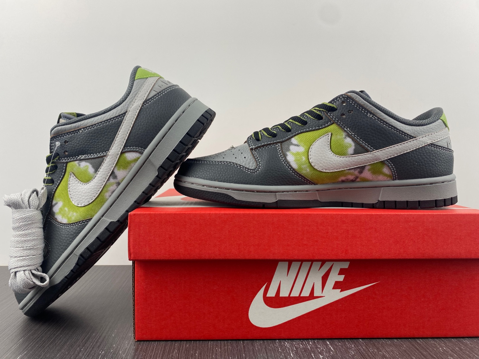 HUF x Nike SB Dunk Low FD8775-002