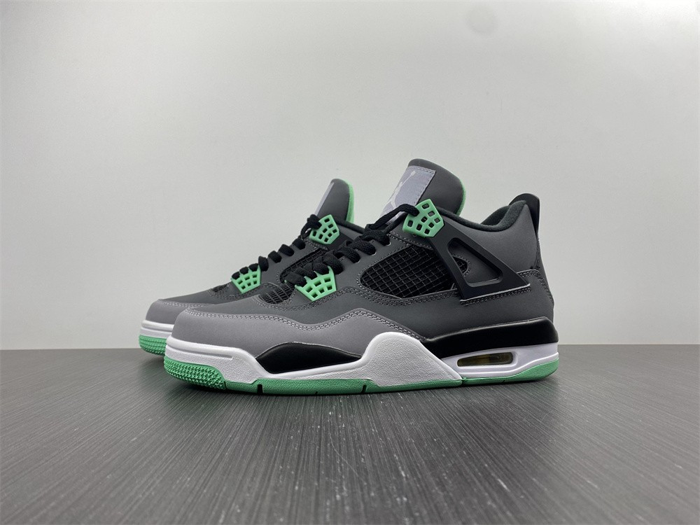 AIR JORDAN 4 
