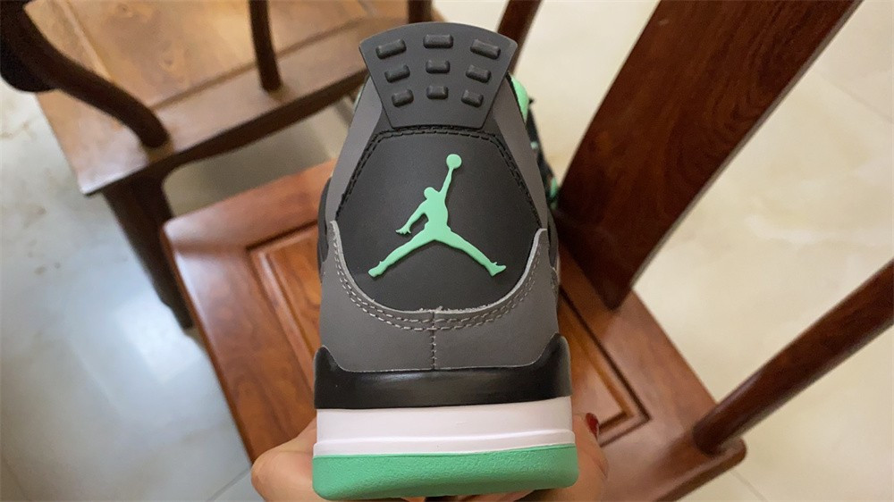 AIR JORDAN 4 