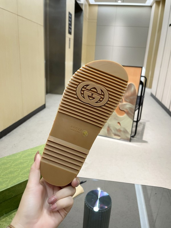 GUC LEATHER SLIDE
