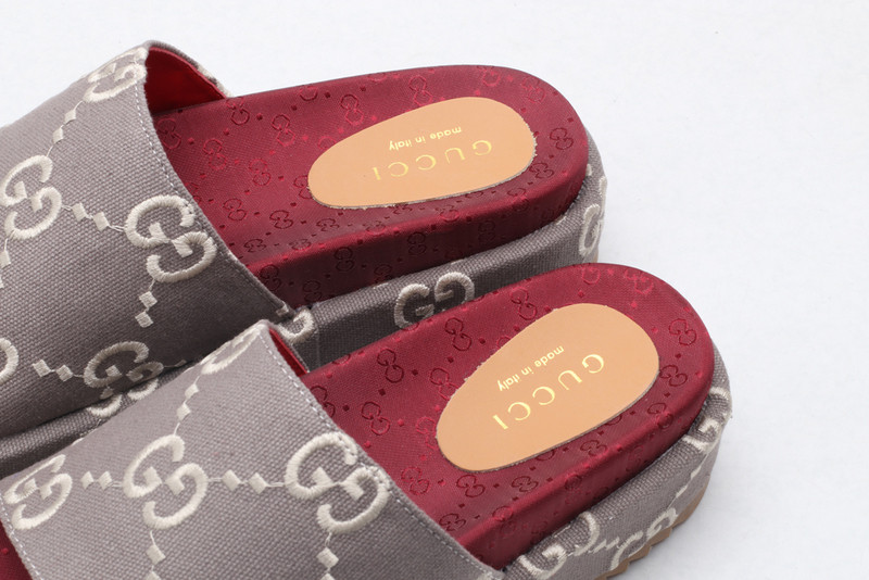 GUC LEATHER SLIDE