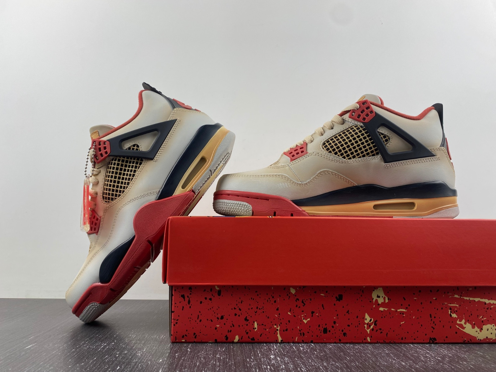 Air Jordan 4 Retro Charizard AQ9129-105
