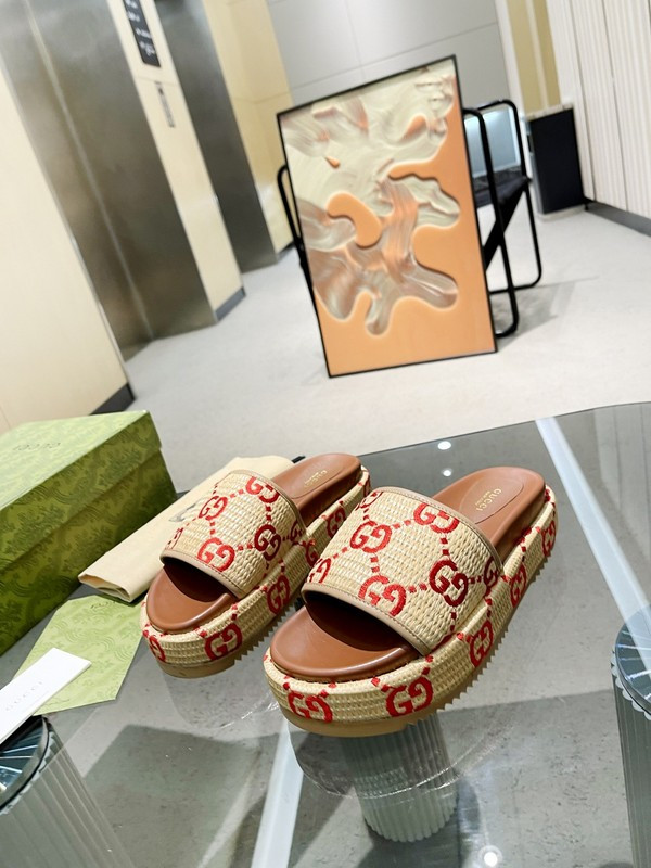 GUC LEATHER SLIDE