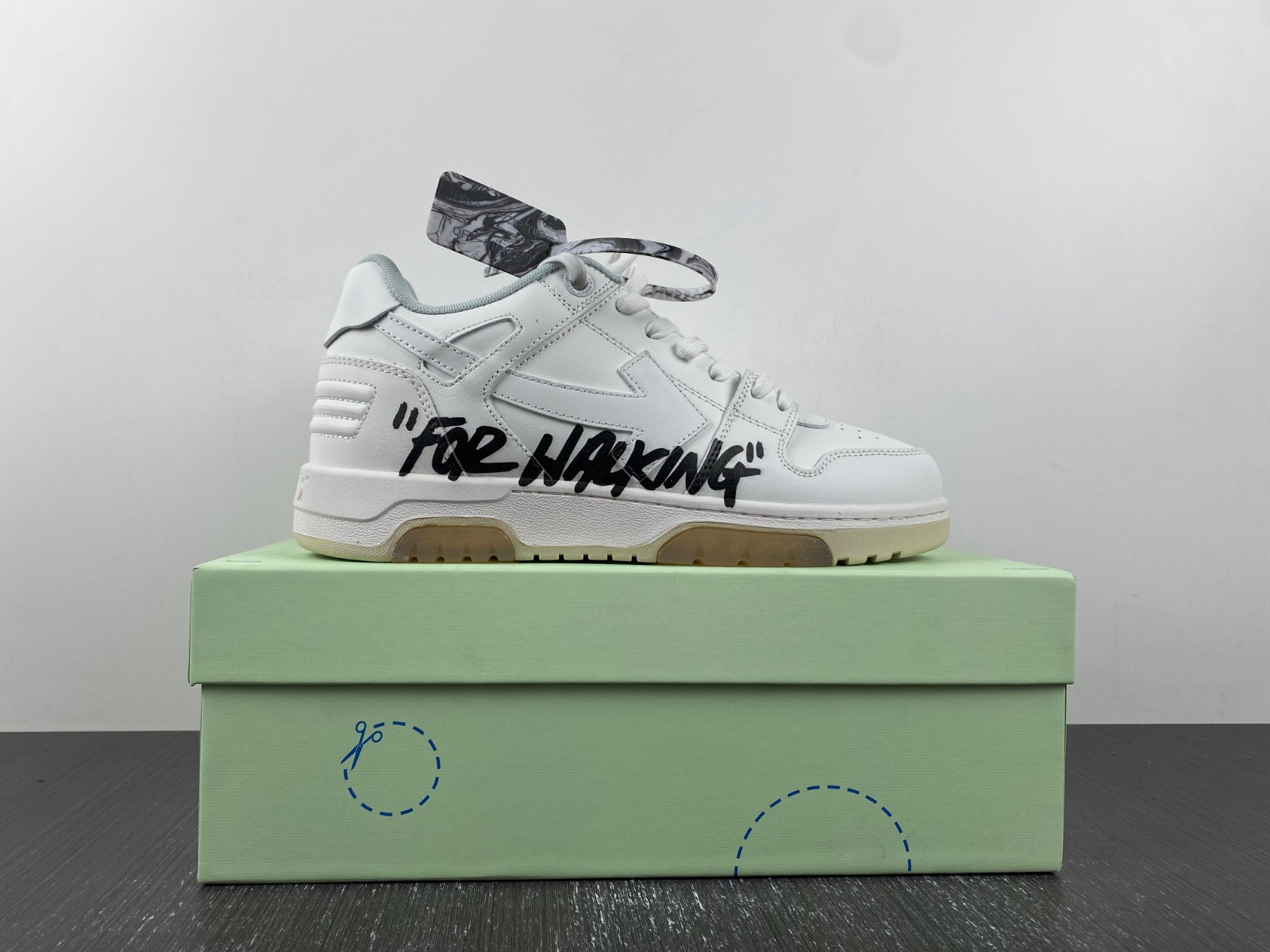 Off-White c/o Virgil Abloh