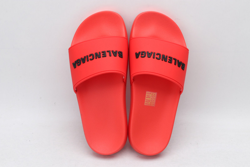 Ba*len*cia*ga red slides
