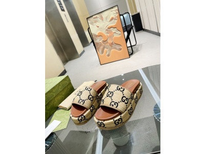 GUC LEATHER SLIDE