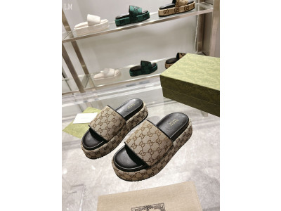 GUC LEATHER SLIDE